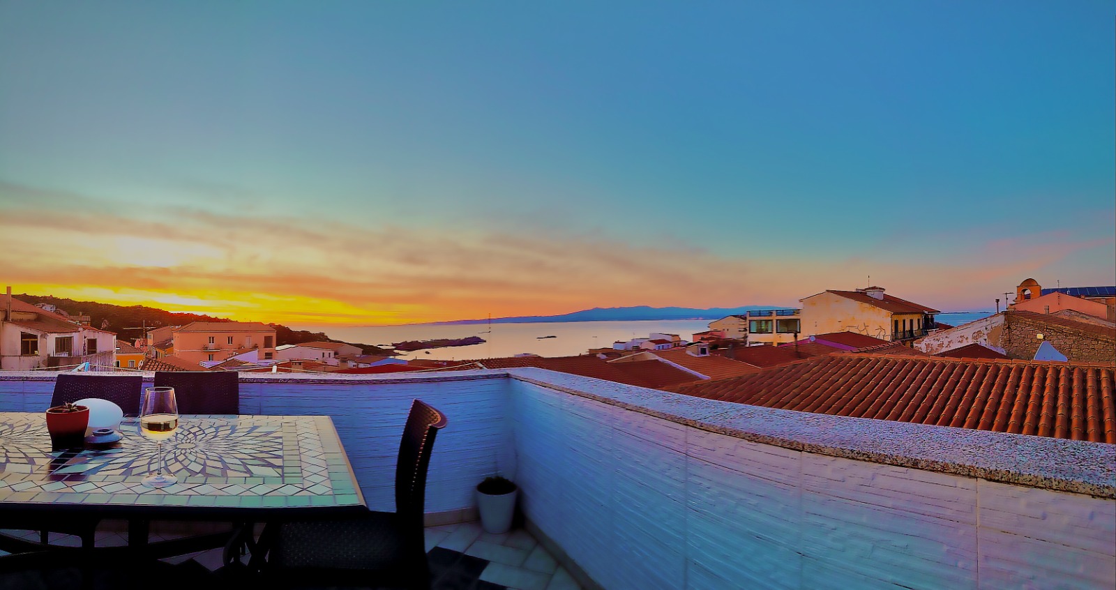 Terrazza al tramonto con vista mare — B&B Domus de Janas